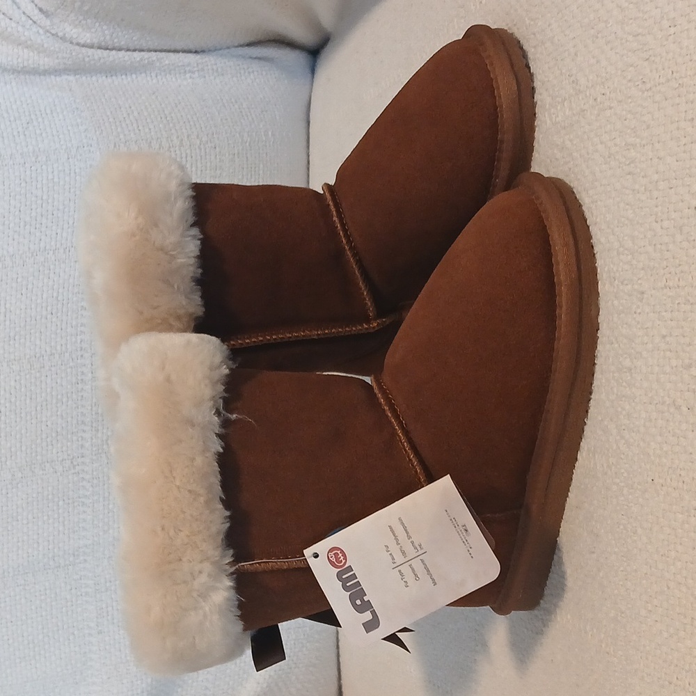 NWT Girls Lamo boots, size 3